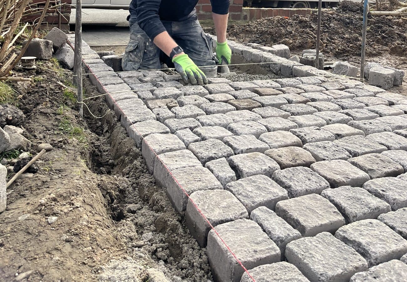 Naturstein-Pflasterarbeiten – Verlegung von Granitpflaster für einen neuen Weg