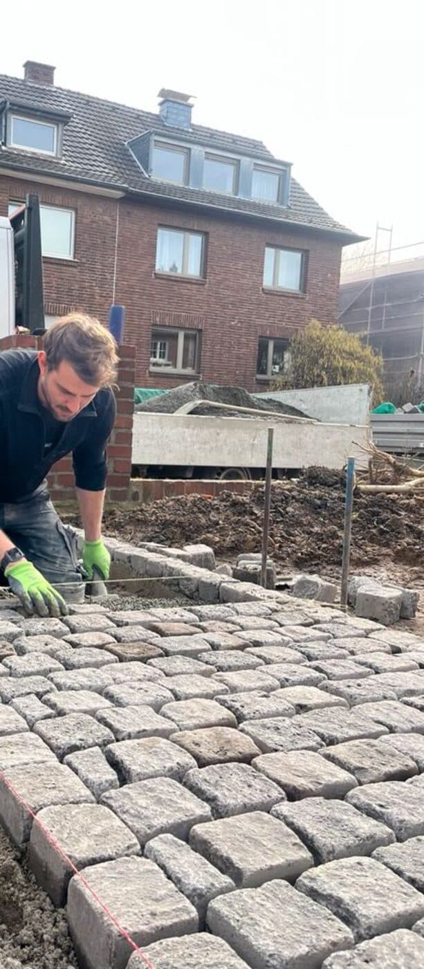 Sascha Lindenbaum bei Pflasterarbeiten – handwerkliche Gartenarbeit von Gartenkunst Lindenbaum